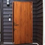木製の玄関ドアの塗装やワックス等の手入れや価格とデメリット！
