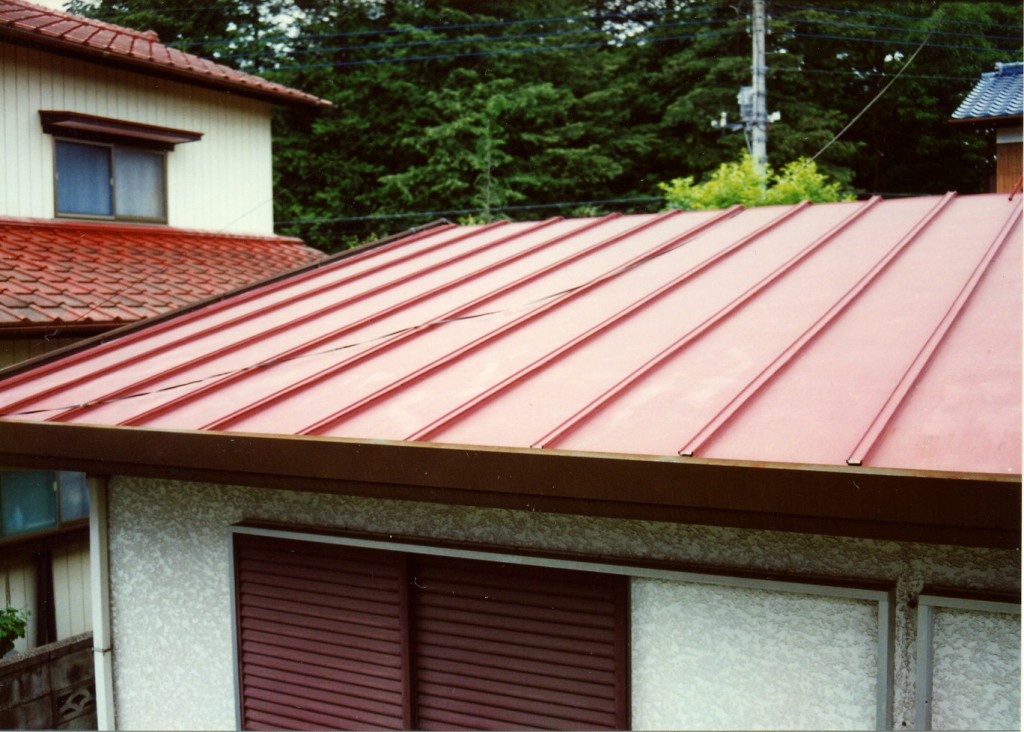 トタン屋根の張り方や張替え費用とDIYの注意点！結露防止や台風対策も | リフォームアンサー