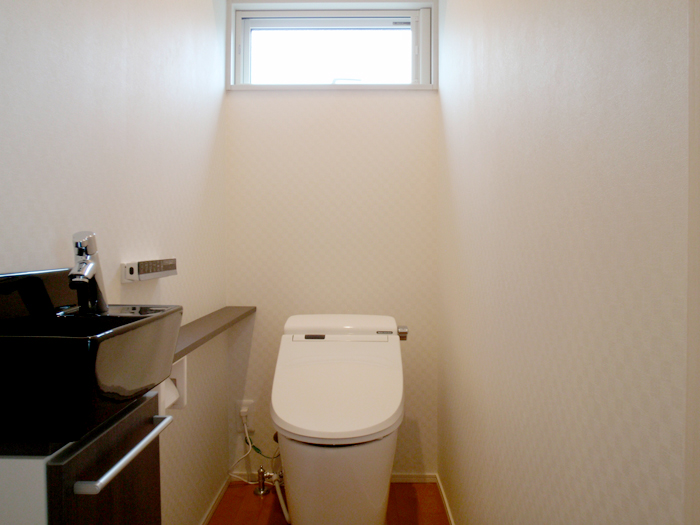 トイレの窓の種類と大きさや高さの決め方と注意点！失敗の事例も リフォームアンサー