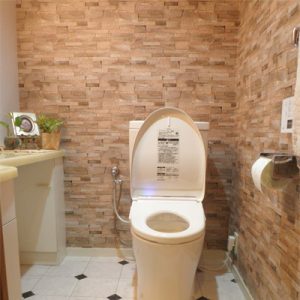 トイレ壁紙のおしゃれな例や人気色 張替え費用やdiyの失敗例も リフォームアンサー トイレ壁紙のおしゃれな例や人気色 張替え費用やdiyの失敗例も リフォームアンサー