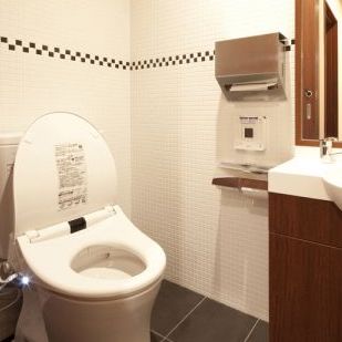 トイレ壁紙のおしゃれな例や人気色 張替え費用やdiyの失敗例も リフォームアンサー
