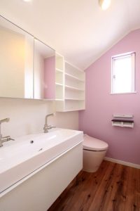 トイレ壁紙のおしゃれな例や人気色 張替え費用やdiyの失敗例も リフォームアンサー